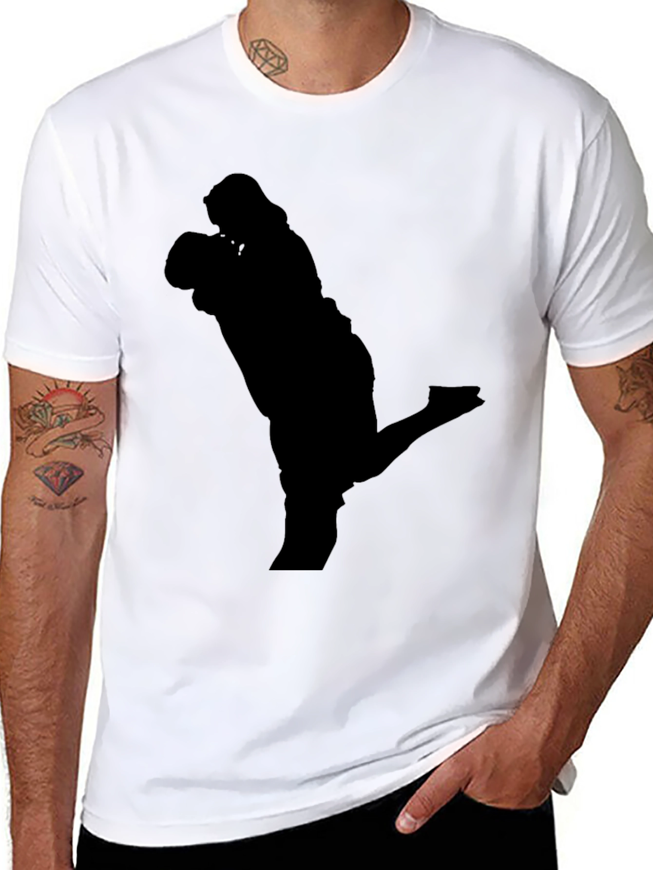 Camiseta Negra con Silueta de Pareja Enamorada