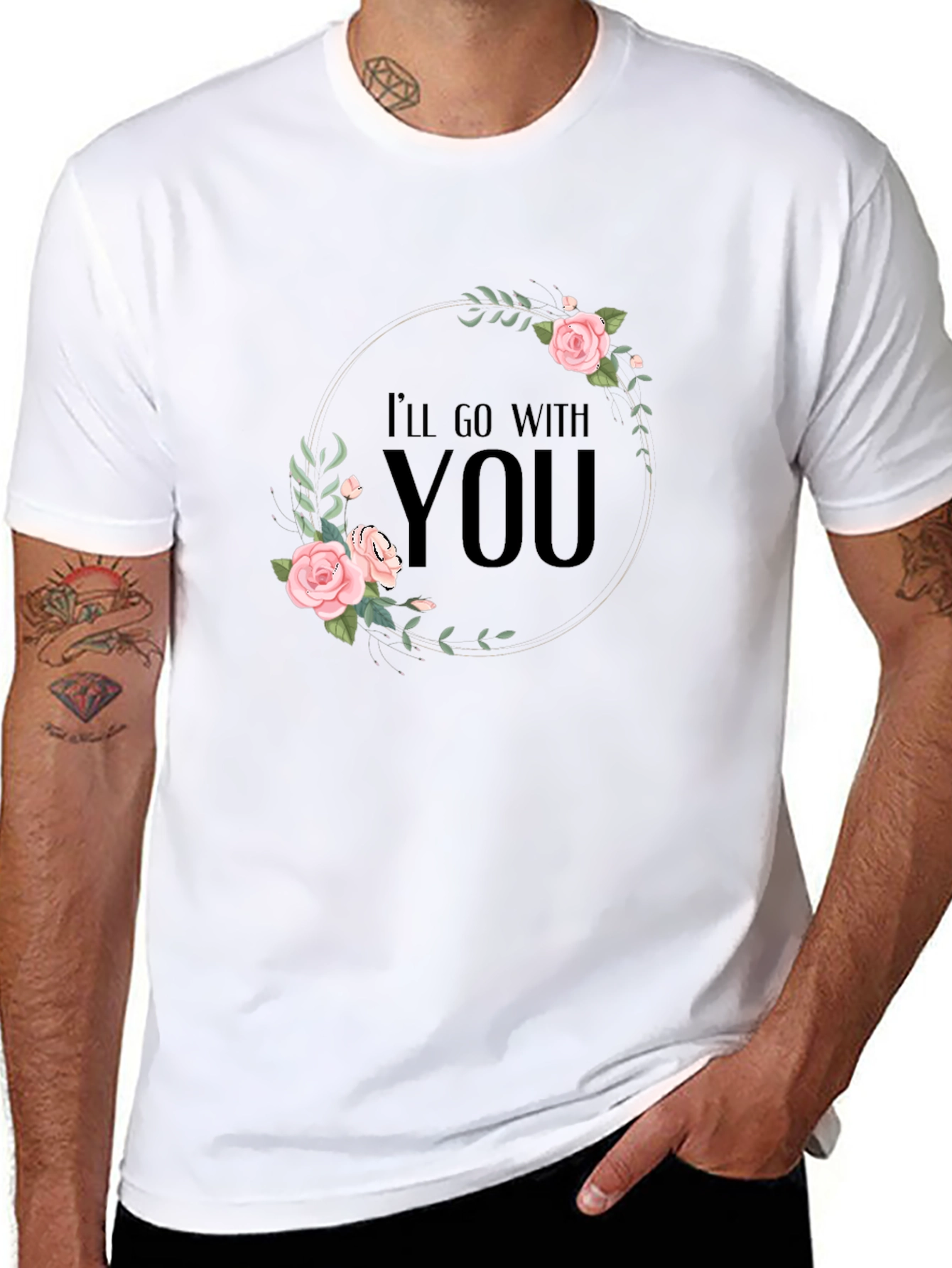 Camiseta Negra con Diseño Floral Romántico