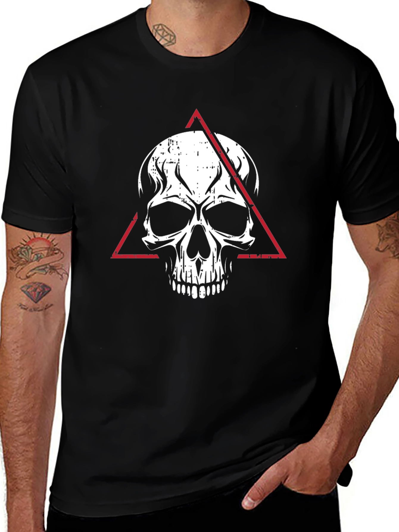 Camiseta Negra con Calavera y Triángulo Rojo