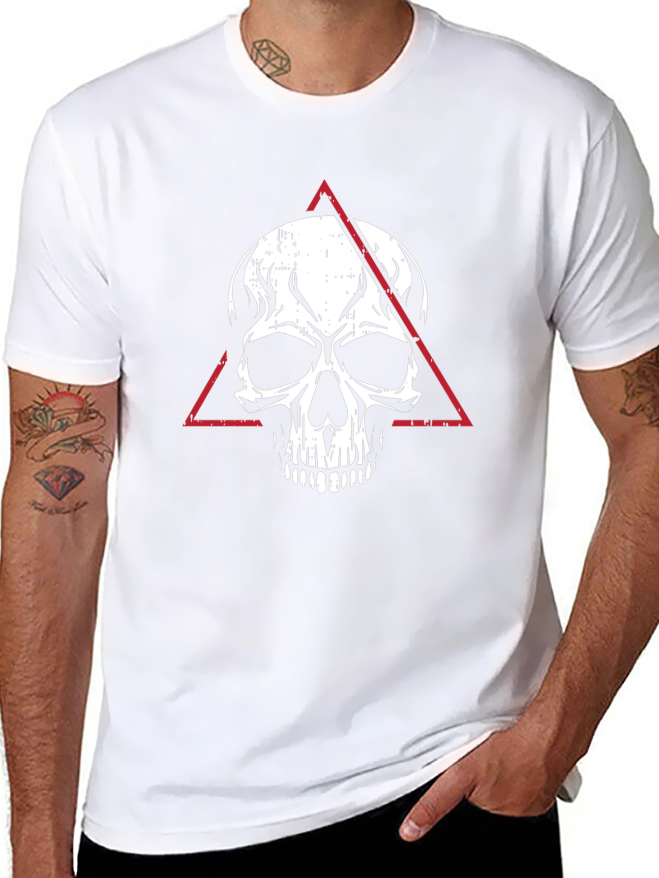Camiseta Negra con Calavera y Triángulo Rojo