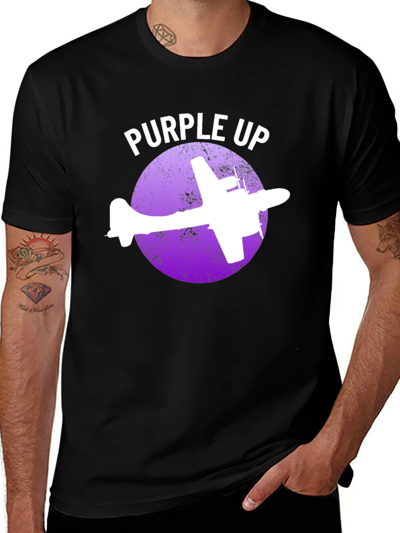 Camiseta Negra con Diseño de Avión Purple Up