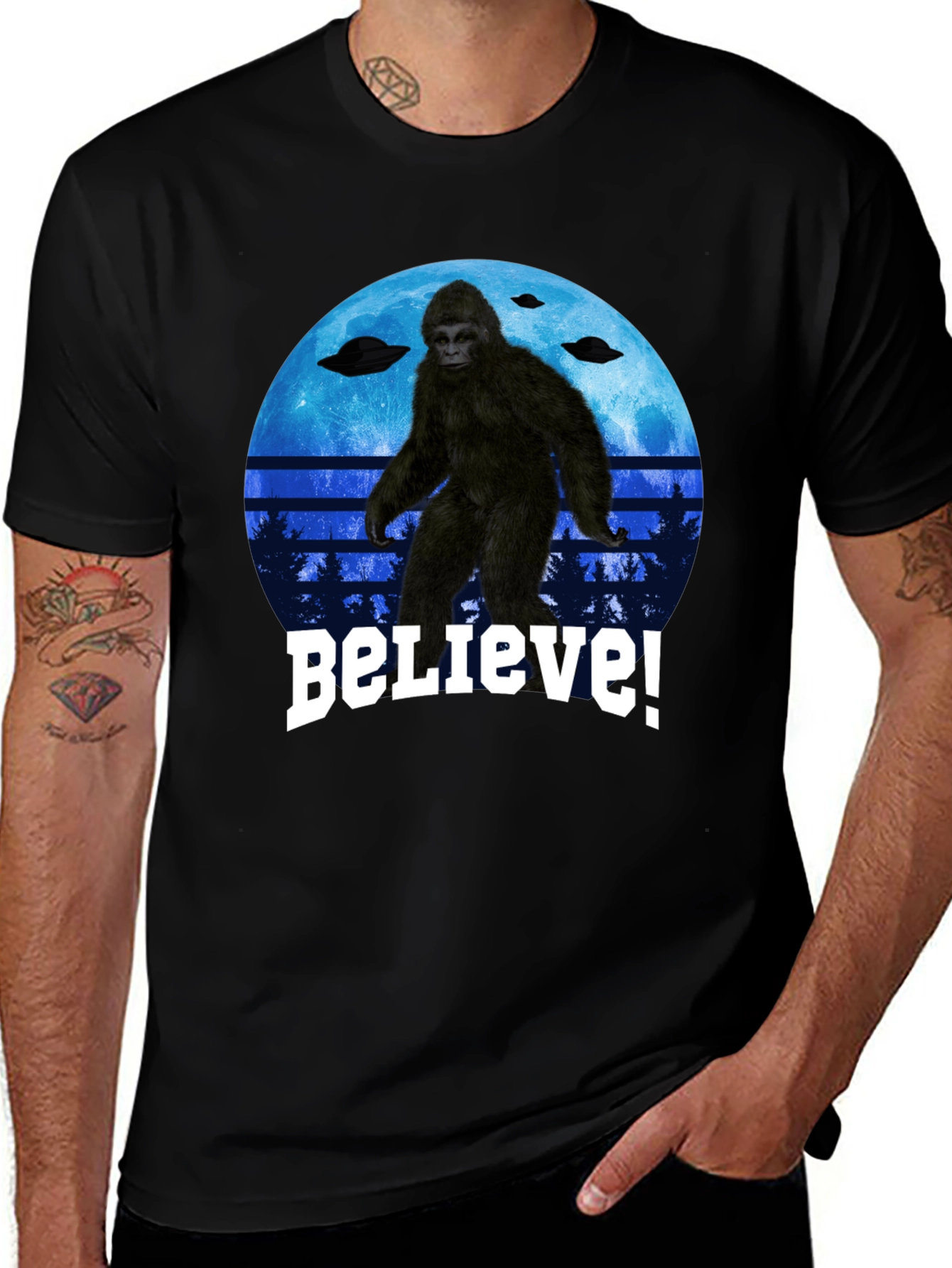 Camiseta Bigfoot Believe - Diseño OVNI y Luna Azul