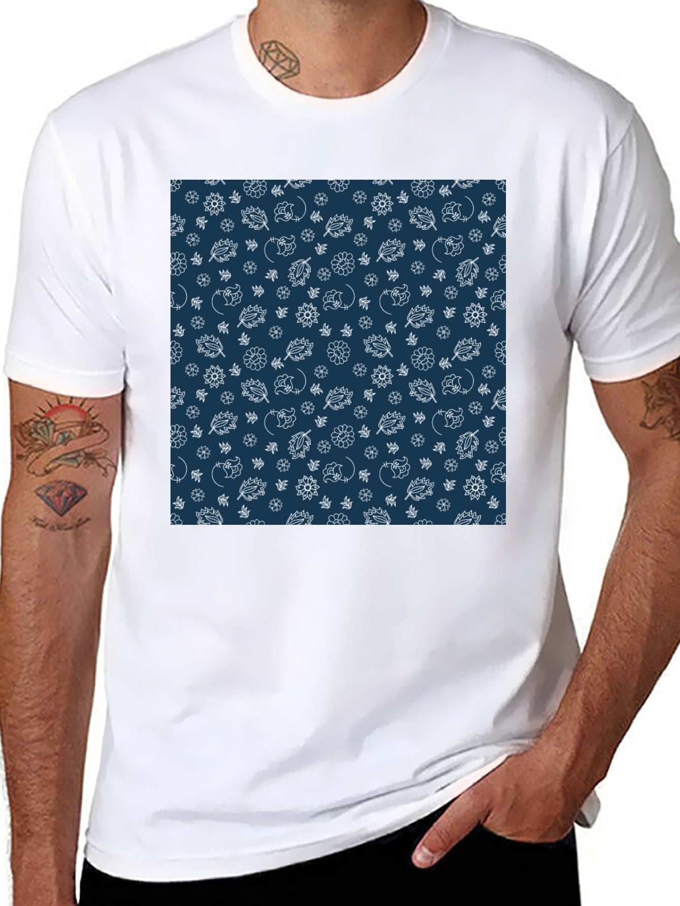 Camiseta Negra Estampada con Diseño Floral