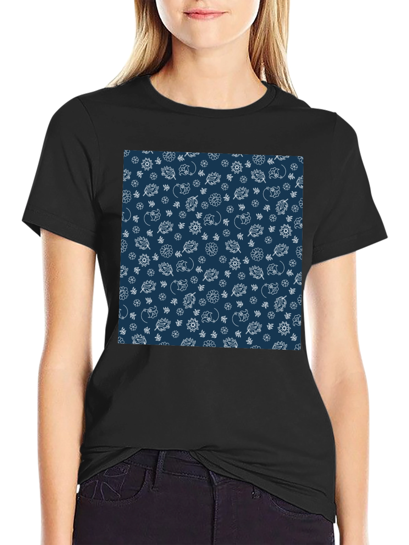 Camiseta Negra Estampada con Diseño Floral