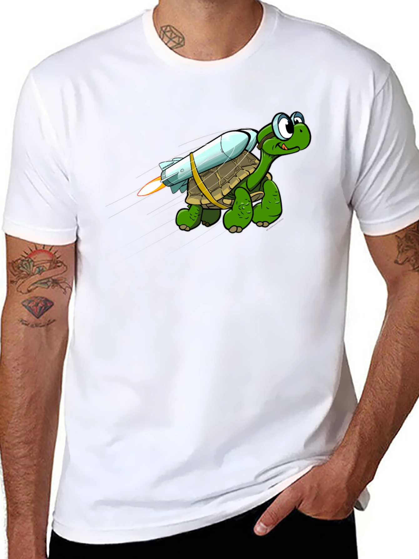 Camiseta Negra con Tortuga Cohete Divertida
