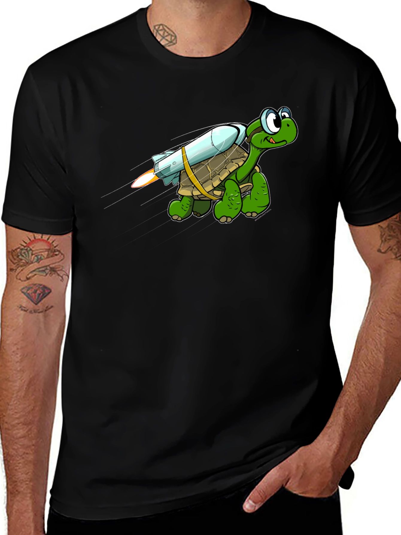 Camiseta Negra con Tortuga Cohete Divertida