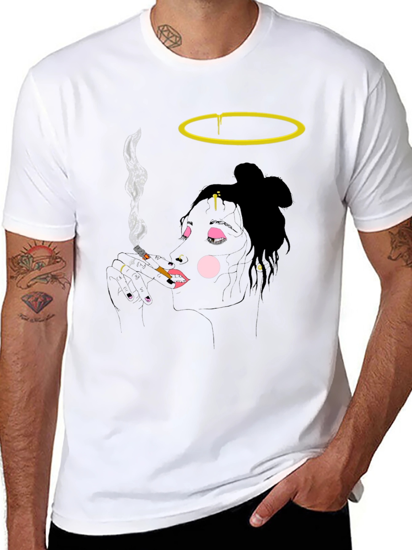 Camiseta Negra Diseño Artístico Mujer Fumando