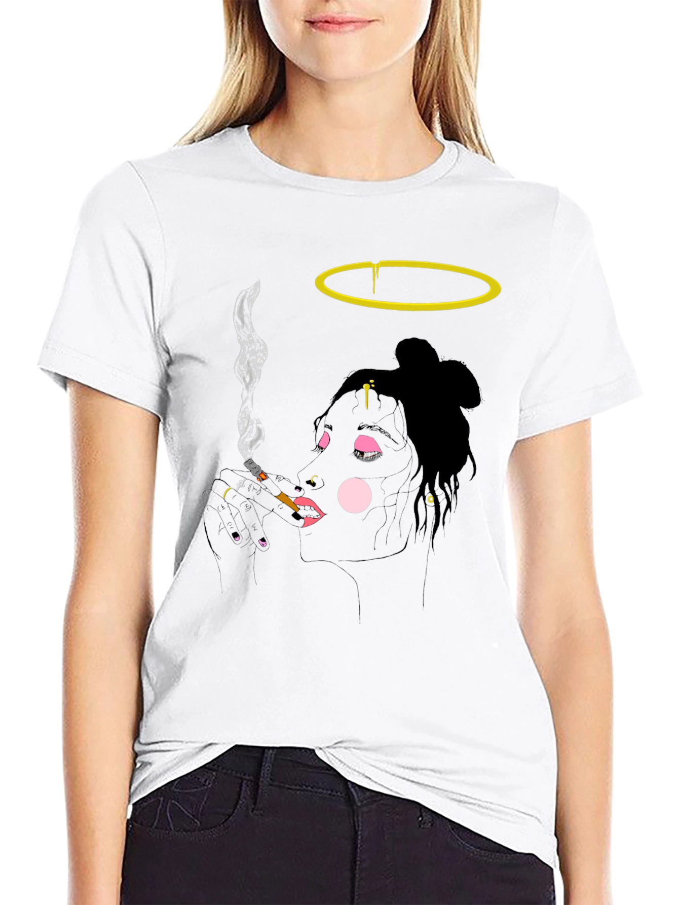 Camiseta Negra Diseño Artístico Mujer Fumando