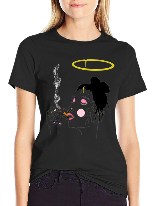 Camiseta Negra Diseño Artístico Mujer Fumando