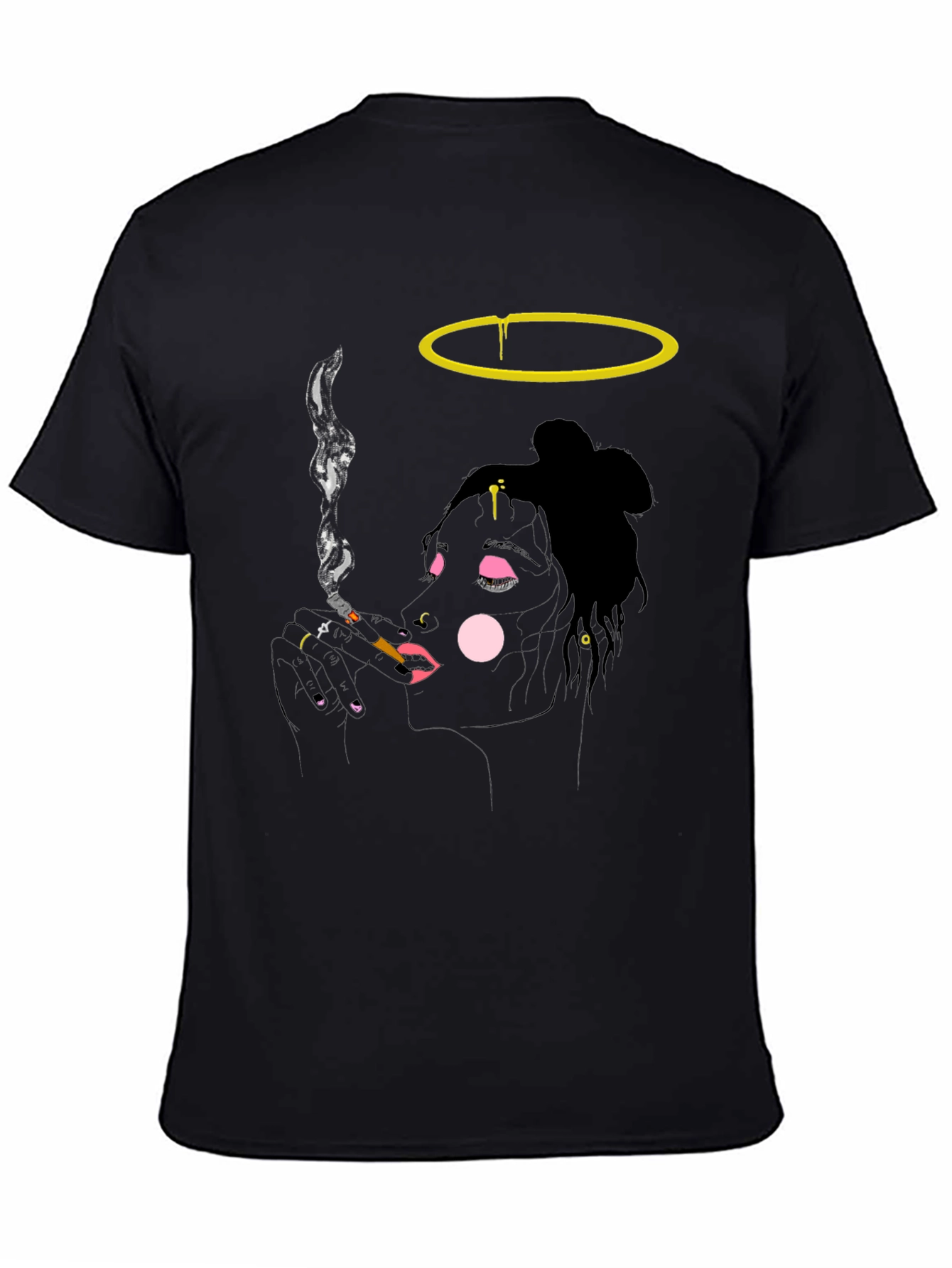 Camiseta Negra Diseño Artístico Mujer Fumando