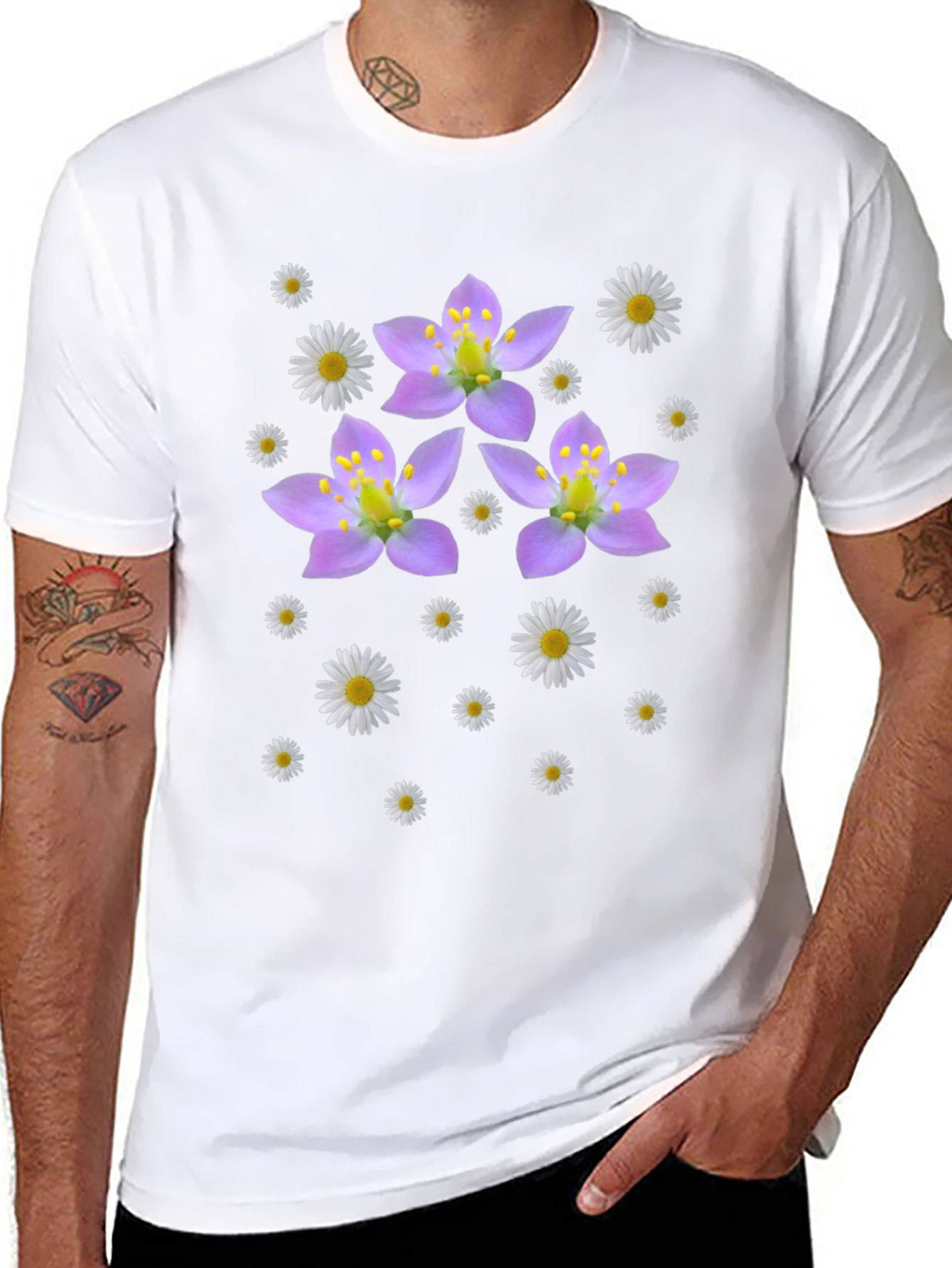 Camiseta Negra con Diseño Floral Lila y Margaritas
