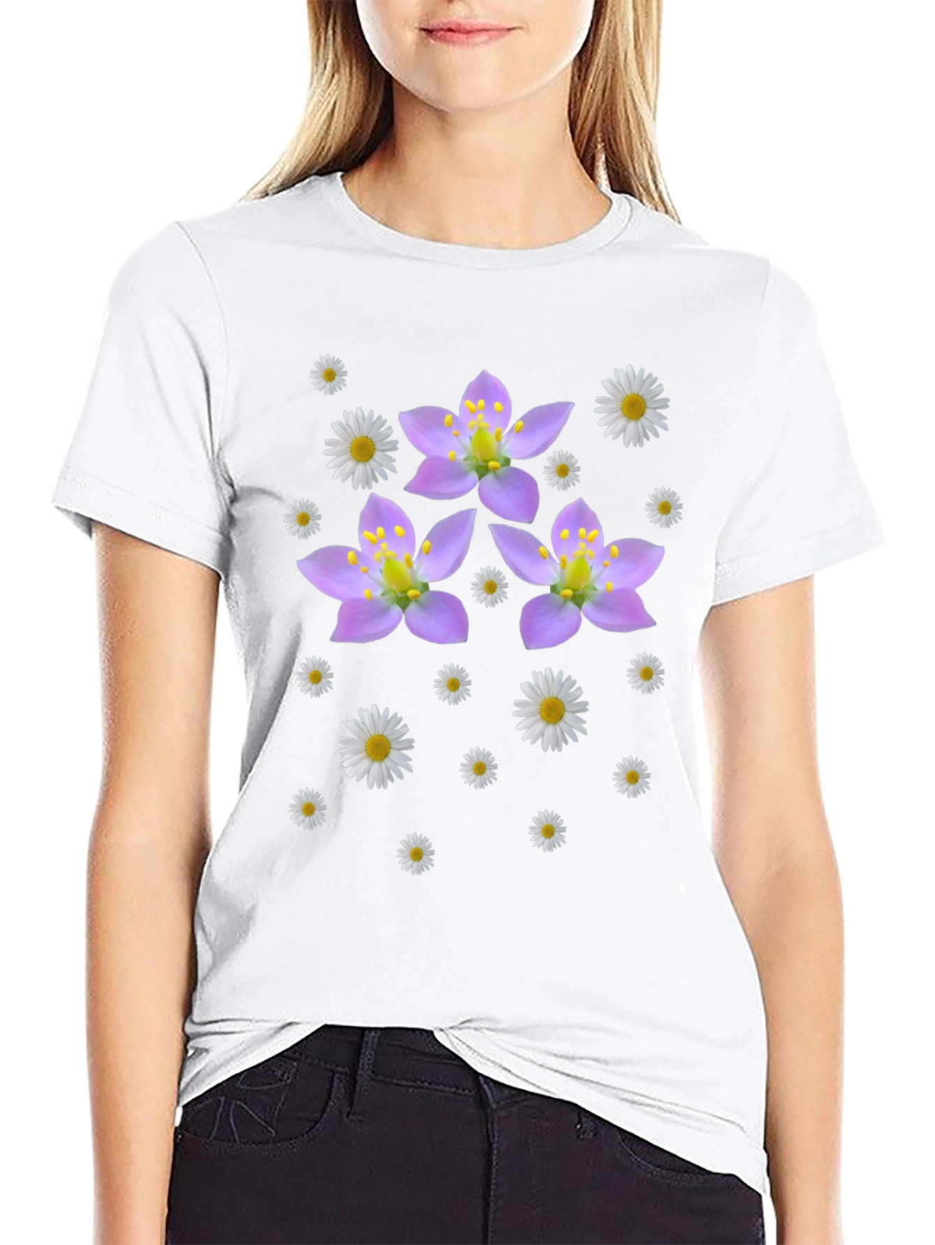 Camiseta Negra con Diseño Floral Lila y Margaritas