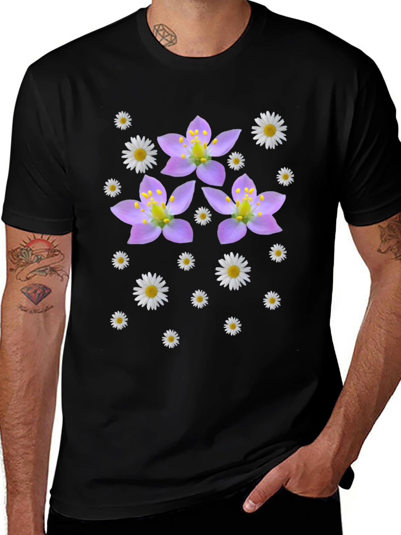 Camiseta Negra con Diseño Floral Lila y Margaritas