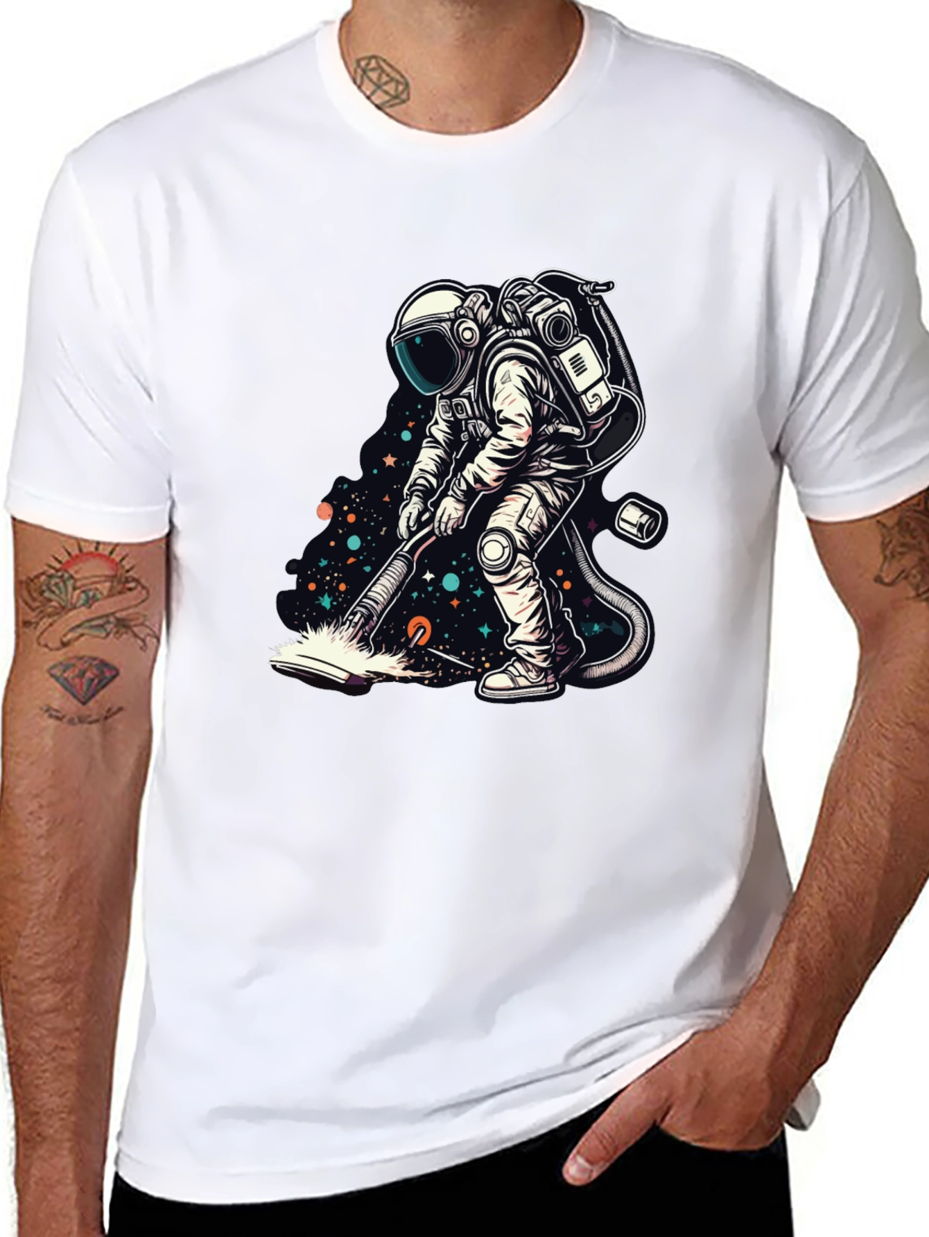 Camiseta Negra con Diseño Astronauta Limpiando