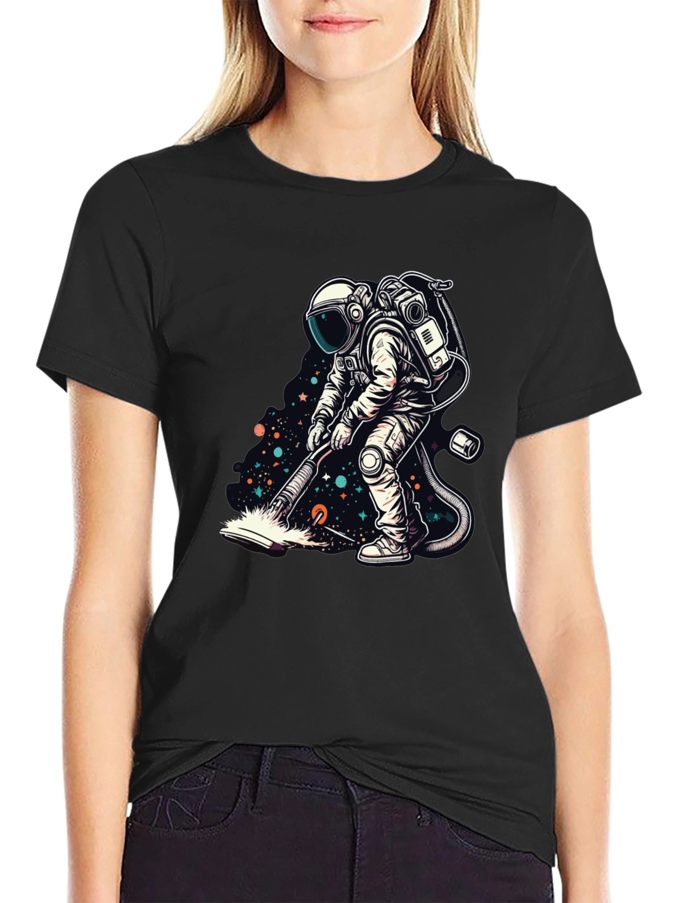 Camiseta Negra con Diseño Astronauta Limpiando