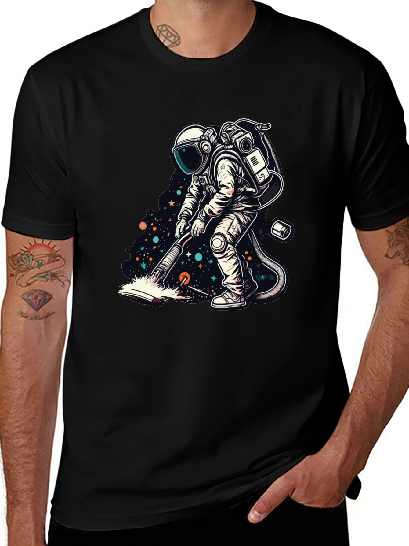 Camiseta Negra con Diseño Astronauta Limpiando
