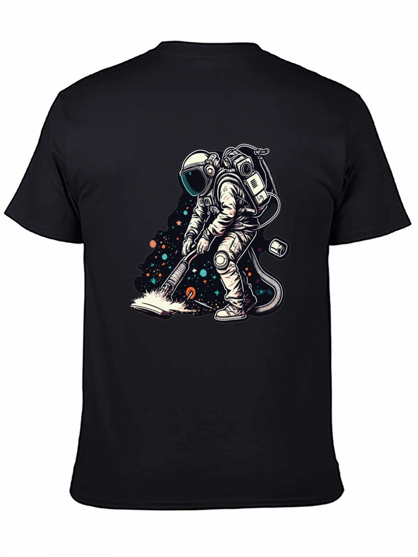 Camiseta Negra con Diseño Astronauta Limpiando